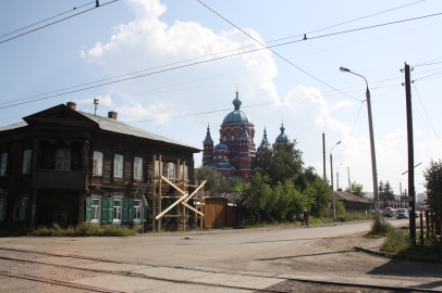 Au loin, l'église Notre-Dame-de-Kazan